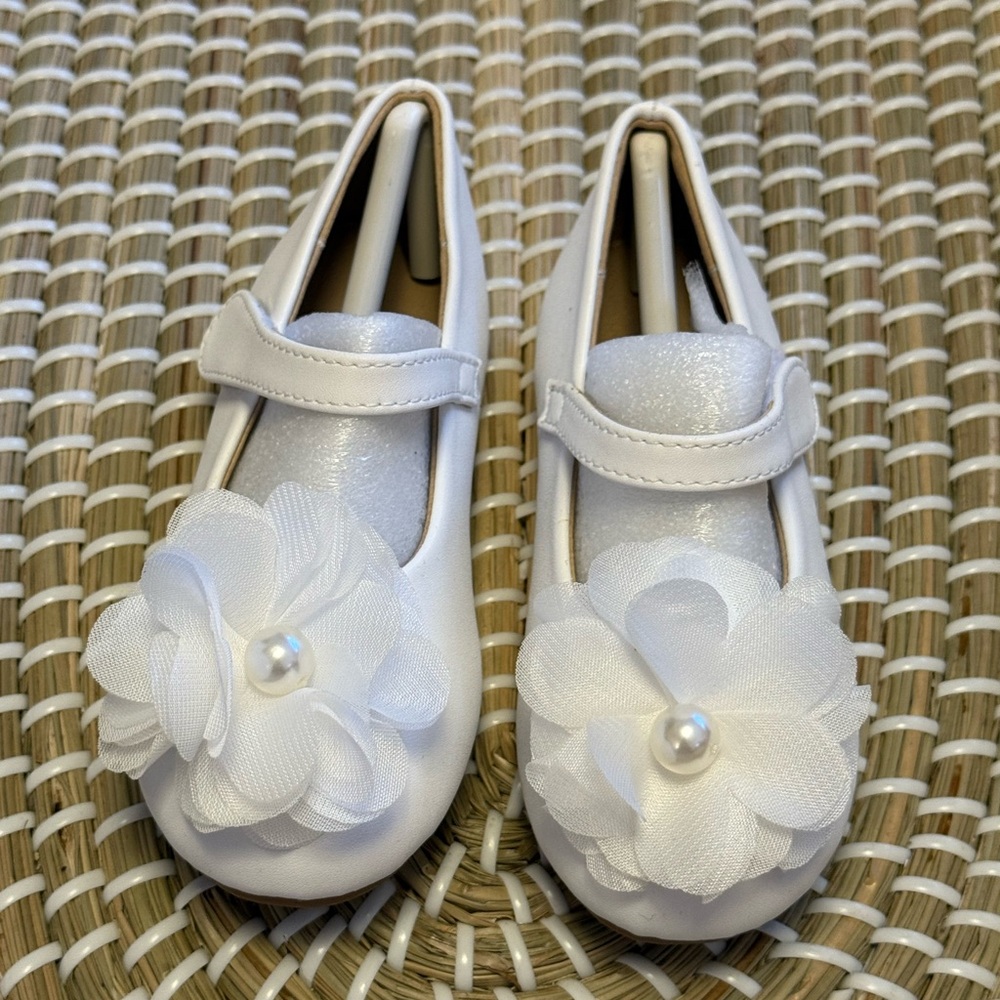 Felix & Flora BRAND NEW White Mary Jane Dress Shoes with Floral Detail
